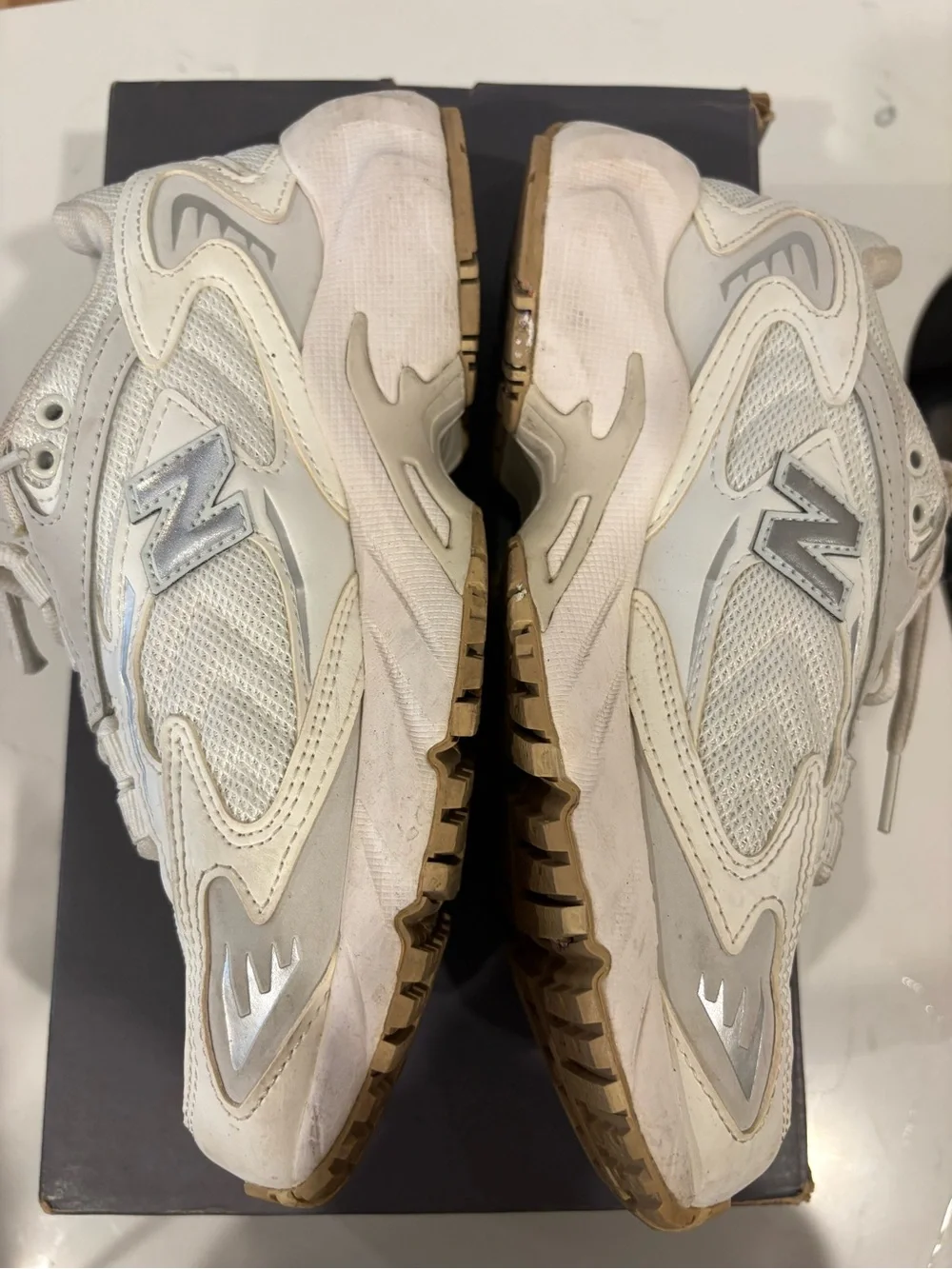 New Balance Women’s Cream/White 725 Classic Running Sneakers